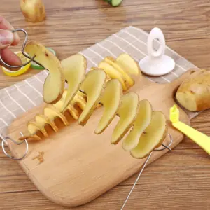 Affettatrice per Patate Tornado con 4 Lame in Acciaio Inox, Spiralizzatore Manuale per Patatine, Accessori da Cucina 2